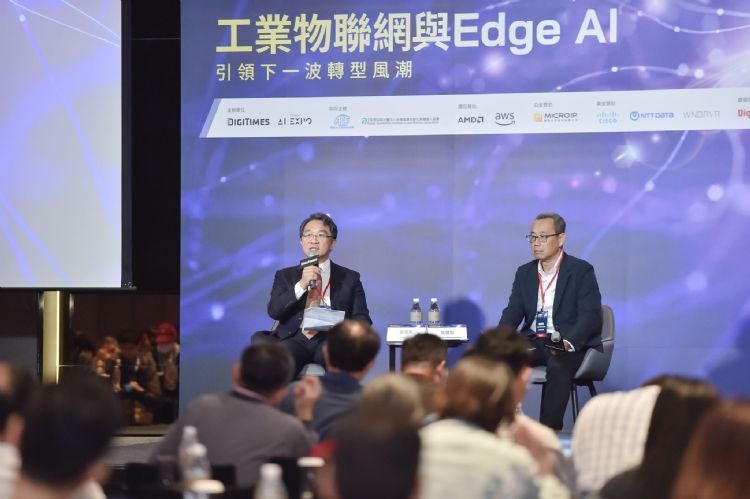 座谈由工研院南分院科技产业发展组专案组长黄建智担任主持人(右),邀请台湾智能机器人科技董事长黄国聪(左),针对「IIoT× Edge AI在制造业场域应用的关键突破点与市场机会」为讨论主题,分享专业观点。DIGITIMES摄 座谈由工研院南分院科技产业发展组专案组长黄建智担任主持人(右),邀请台湾智能机器人科技董事长黄国聪(左),针对「IIoT× Edge AI在制造业场域应用的关键突破点与市场机会」为讨论主题,分享专业观点。DIGITIMES摄