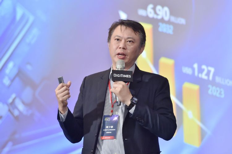 凌华科技边缘运算平台事业处总经理陈少华在论坛中分享,凌华专为因应边缘AI运算需求快速成长所打造,从云到端的整合运算架构完整产品线。DIGITIMES摄 凌华科技边缘运算平台事业处总经理陈少华在论坛中分享,凌华专为因应边缘AI运算需求快速成长所打造,从云到端的整合运算架构完整产品线。DIGITIMES摄