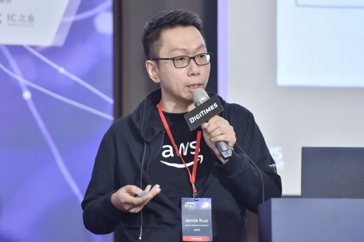 AWS资深解决方案架构师Jamie Kuo指出,透过云端×边缘混合架构与端到端MLOps流程,可建构具实时决策与自主学习能力的智能制造系统。DIGITIMES摄 AWS资深解决方案架构师Jamie Kuo指出,透过云端×边缘混合架构与端到端MLOps流程,可建构具实时决策与自主学习能力的智能制造系统。DIGITIMES摄