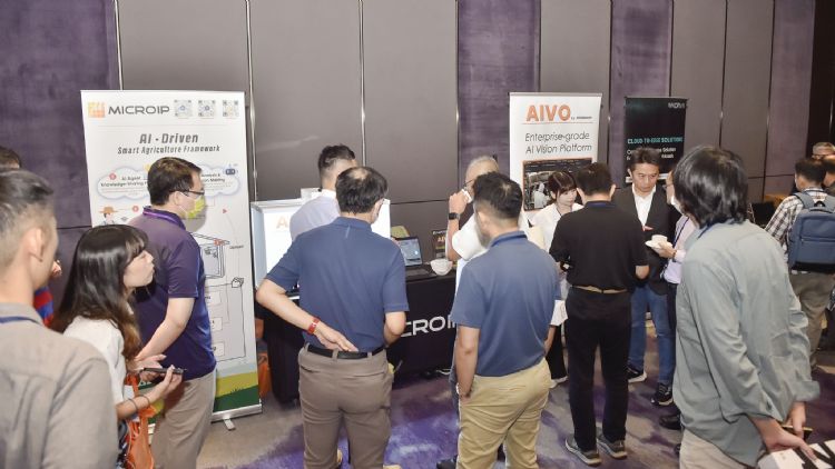 MICROIP以AI驱动的智能农业架构,结合环境传感、AI健康诊断与自动化饲养系统,透过语音与文字交互式问答平台与AI决策分析,协助农户实时掌握禽舍环境与动物健康,打造数据驱动的精准农业解决方案。DIGITIMES摄 MICROIP以AI驱动的智能农业架构,结合环境传感、AI健康诊断与自动化饲养系统,透过语音与文字交互式问答平台与AI决策分析,协助农户实时掌握禽舍环境与动物健康,打造数据驱动的精准农业解决方案。DIGITIMES摄