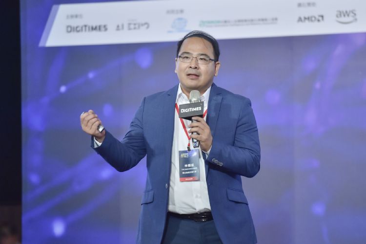 国立阳明交通大学管理学院副院长林春成教授表示,台湾结合硬件实力与在地验证场域,有机会在全球Edge AI生态中扮演关键角色,未来将走向平台化与模块市集化的新模式。DIGITIMES摄 国立阳明交通大学管理学院副院长林春成教授表示,台湾结合硬件实力与在地验证场域,有机会在全球Edge AI生态中扮演关键角色,未来将走向平台化与模块市集化的新模式。DIGITIMES摄