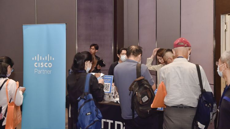 Cisco以网络即网安神经中枢为核心的智能联网与网安解决方案,透过零信任架构、AI威胁分析与边缘防护技术,协助企业打造高韧性、可视化的智能制造网络环境。DIGITIMES摄 Cisco以网络即网安神经中枢为核心的智能联网与网安解决方案,透过零信任架构、AI威胁分析与边缘防护技术,协助企业打造高韧性、可视化的智能制造网络环境。DIGITIMES摄