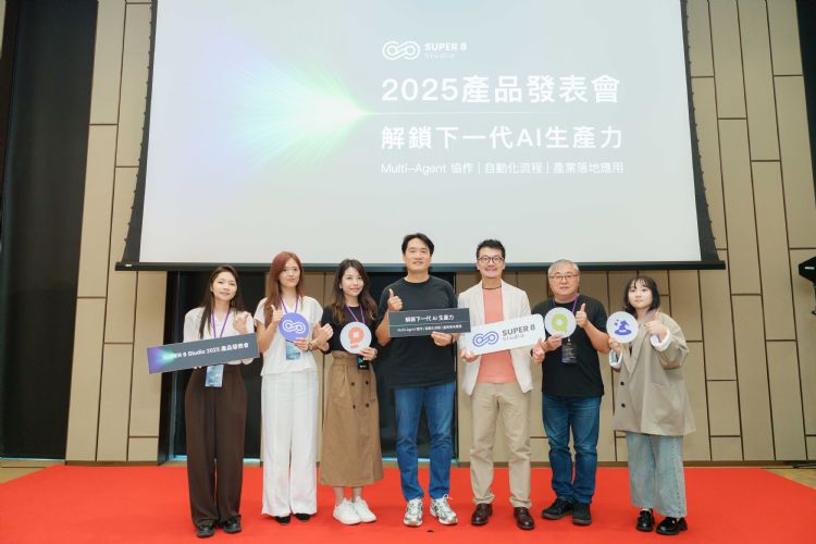 SUPER 8 CEO陈子龙(Brian)与贵宾合影。SUPER 8 Studio SUPER 8 CEO陈子龙(Brian)与贵宾合影。SUPER 8 Studio