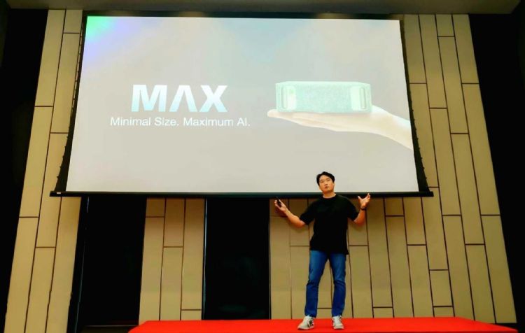 创始人暨CEO陈子龙(Brian)宣布推出SUPER 8 MAX AI Appliance。SUPER 8 Studio 创始人暨CEO陈子龙(Brian)宣布推出SUPER 8 MAX AI Appliance。SUPER 8 Studio