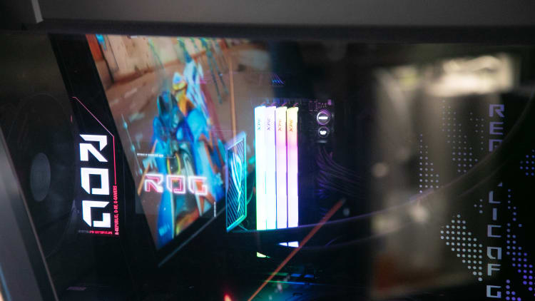 华硕零组件库存整体约有4个月,估计存储器缺货暂时对2025年第4季影响有限。符世旻摄 华硕零组件库存整体约有4个月,估计存储器缺货暂时对2025年第4季影响有限。符世旻摄