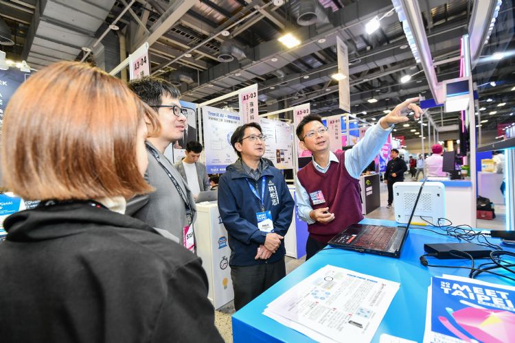 参展厂商「恒准定位」向新竹市政府产发处林柏志副处长介绍最新室内定位技术。新竹市政府 参展厂商「恒准定位」向新竹市政府产发处林柏志副处长介绍最新室内定位技术。新竹市政府