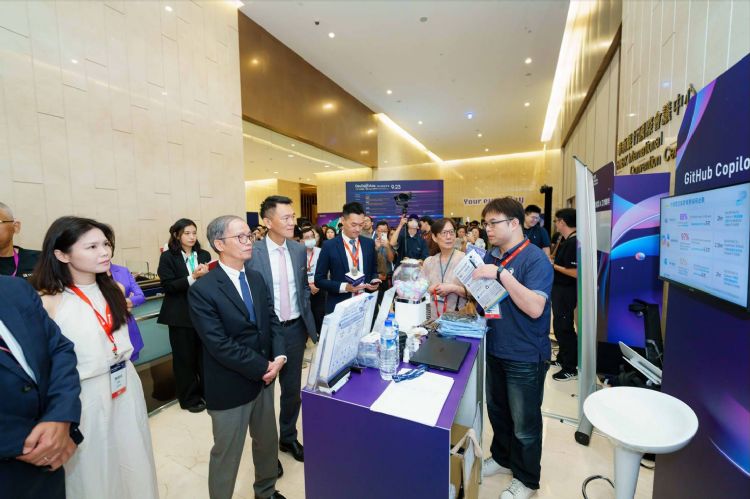 林俊秀署长与台湾微软总经理卞志祥,参访现场厂商摊位。微软 林俊秀署长与台湾微软总经理卞志祥,参访现场厂商摊位。微软