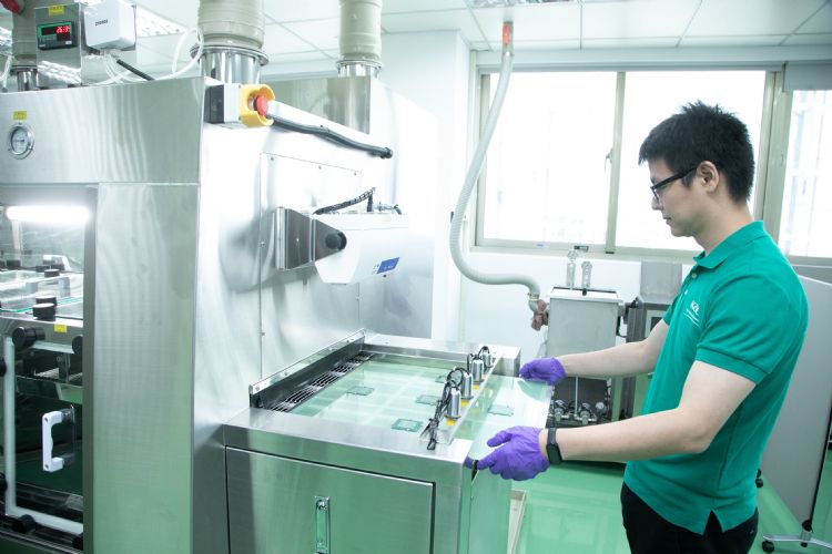 新成立的化学制品精密洗净中心配备多项高规格设备,可处理最大510×515mm大型面板样本的水平清洗系统,以及专为狭小间隙设计的专用设备。花王 新成立的化学制品精密洗净中心配备多项高规格设备,可处理最大510×515mm大型面板样本的水平清洗系统,以及专为狭小间隙设计的专用设备。花王