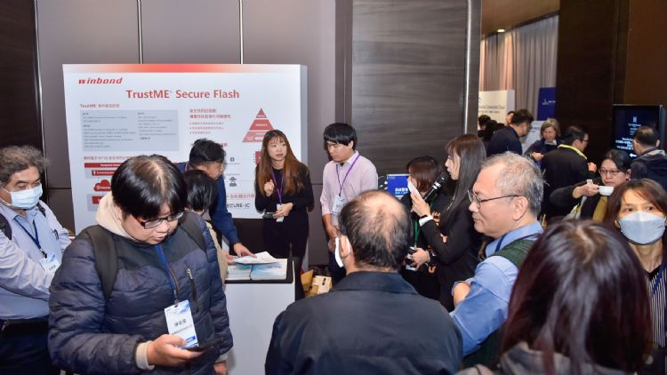 华邦电子推出的TrustME系列安全快闪存储器,符合多项车规与网安认证,支持终端装置的安全启动、金钥保护与完整性验证,是车电与工控场域打造可信任根的重要基础。DIGITIMES摄 华邦电子推出的TrustME系列安全快闪存储器,符合多项车规与网安认证,支持终端装置的安全启动、金钥保护与完整性验证,是车电与工控场域打造可信任根的重要基础。DIGITIMES摄