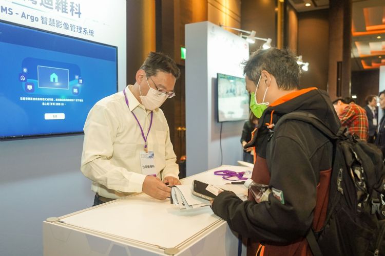 台湾迪维科推出的AI VMS Argo影像管理平台,结合全景视图、事件侦测与地图标注,协助企业建构更智能的安控营运中心。DIGITIMES摄 台湾迪维科推出的AI VMS Argo影像管理平台,结合全景视图、事件侦测与地图标注,协助企业建构更智能的安控营运中心。DIGITIMES摄