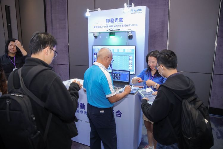 联发光电以双镜头结合AI与IoT的停车场在席摄影机,支持车位侦测、流量管理与更精准的场域可视化。DIGITIMES摄 联发光电以双镜头结合AI与IoT的停车场在席摄影机,支持车位侦测、流量管理与更精准的场域可视化。DIGITIMES摄