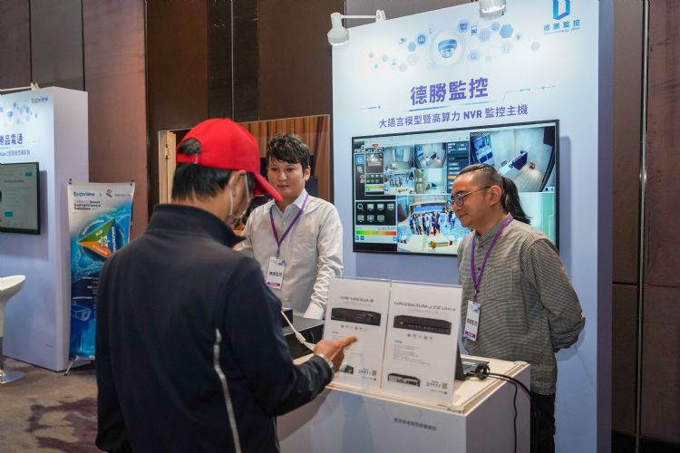 德胜监控结合大语言模型与高算力的NVR主机,支持智能判读与主动告警,强化多场域监控效能。DIGITIMES摄 德胜监控结合大语言模型与高算力的NVR主机,支持智能判读与主动告警,强化多场域监控效能。DIGITIMES摄