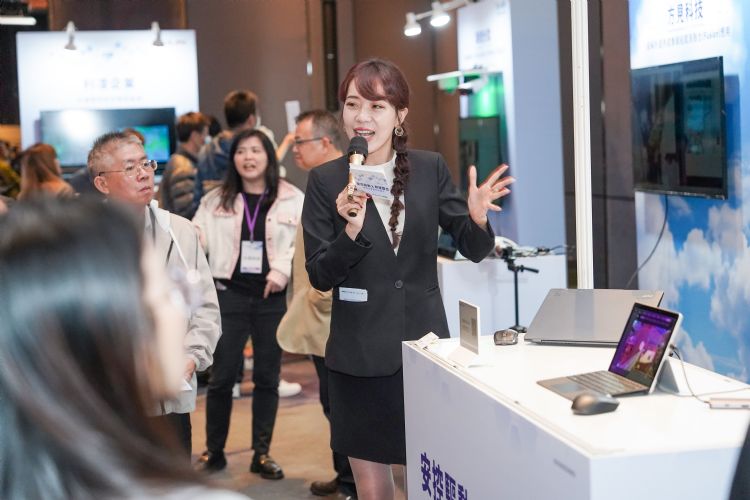 方见科技推出高解析热成像与可见光的Fusion传感融合技术,提升场域侦测精度,支持多元安控与工控场景。DIGITIMES摄 方见科技推出高解析热成像与可见光的Fusion传感融合技术,提升场域侦测精度,支持多元安控与工控场景。DIGITIMES摄