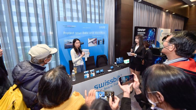 Swissbit的iShield系列,透过安全记忆卡与多因素认证金钥,协助企业在边缘装置与日常存取场景落实零信任与身份安全。DIGITIMES摄 Swissbit的iShield系列,透过安全记忆卡与多因素认证金钥,协助企业在边缘装置与日常存取场景落实零信任与身份安全。DIGITIMES摄