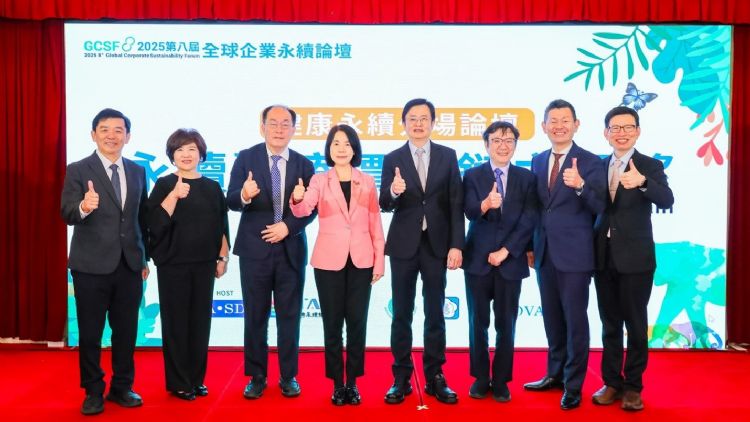 由左至右依序为秀传医疗体系营运中心郭昭宏副营运长暨永续长、中国医药大学附设医院杨丽慧行政副院长暨永续长、台湾医院协会李飞鹏理事长、台湾永续能源研究基金会周丽芳秘书长、中华民国医师公会全国联合会陈相国理事长、台北医学大学吴麦斯校长、台湾诺华宫泽惠三(Keizo Miyazawa) 总裁、万芳医院刘灿宏院长。台湾诺华 由左至右依序为秀传医疗体系营运中心郭昭宏副营运长暨永续长、中国医药大学附设医院杨丽慧行政副院长暨永续长、台湾医院协会李飞鹏理事长、台湾永续能源研究基金会周丽芳秘书长、中华民国医师公会全国联合会陈相国理事长、台北医学大学吴麦斯校长、台湾诺华宫泽惠三(Keizo Miyazawa) 总裁、万芳医院刘灿宏院长。台湾诺华