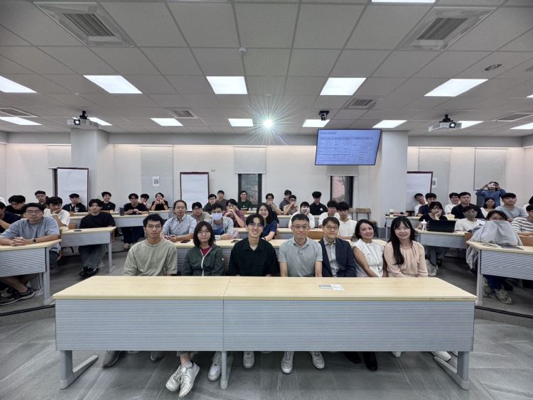 科林研发携手成功大学智能半导体及永续制造学院开设半导体制程技术原理与应用课程,正式将产业专业知识导入台湾高等教育体系。科林研发 科林研发携手成功大学智能半导体及永续制造学院开设半导体制程技术原理与应用课程,正式将产业专业知识导入台湾高等教育体系。科林研发