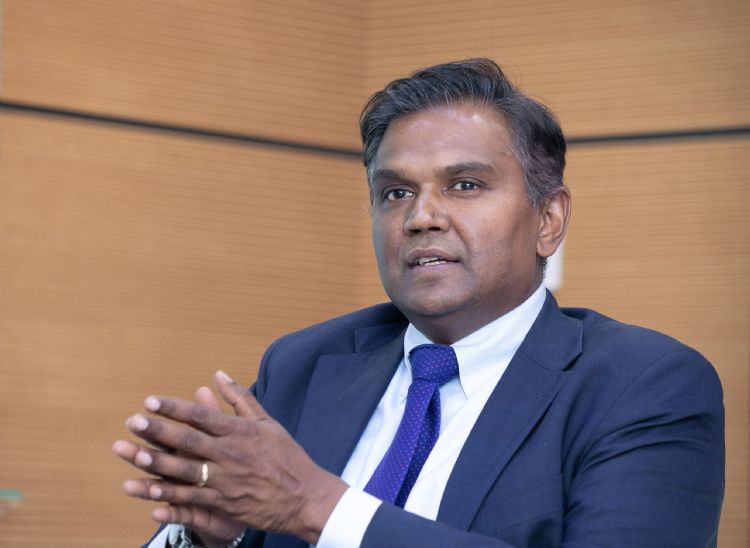 科林研發(Lam Research)全球產品事業群資深副總裁Sesha Varadarajan 在Semicon Taiwan大師論壇主題演說所分享,當前半導體製造領域面臨的挑戰已經不再只是製程節點微縮,而是涉及整個晶片架構的重新設計。AI成為關鍵推力,正在加速先進半導體技術從實驗室到量產的轉換,以及半導體生產設備效率的最佳化。DIGITIMES攝 科林研發(Lam Research)全球產品事業群資深副總裁Sesha Varadarajan 在Semicon Taiwan大師論壇主題演說所分享,當前半導體製造領域面臨的挑戰已經不再只是製程節點微縮,而是涉及整個晶片架構的重新設計。AI成為關鍵推力,正在加速先進半導體技術從實驗室到量產的轉換,以及半導體生產設備效率的最佳化。DIGITIMES攝