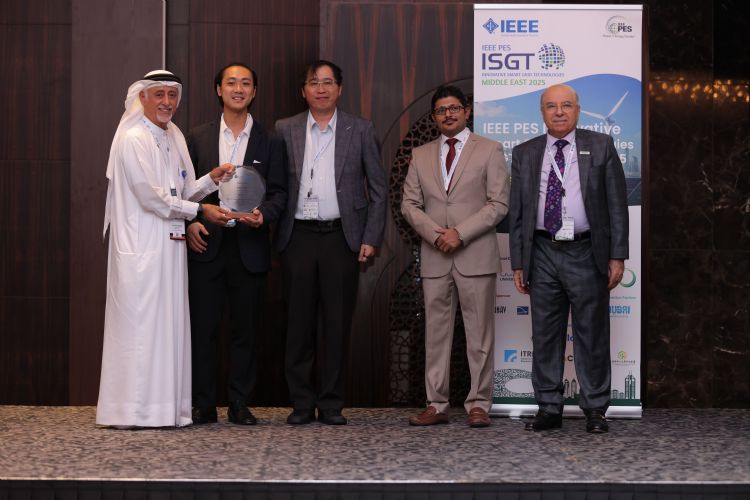 SolarSDGs积极参与中东能源盛会,于IEEE PES ISGT Middle East 2025会议上获颁感谢奖座,与杜拜大学校长Dr. Eesa M. Bastaki及大会代表合影。SolarSDGs SolarSDGs积极参与中东能源盛会,于IEEE PES ISGT Middle East 2025会议上获颁感谢奖座,与杜拜大学校长Dr. Eesa M. Bastaki及大会代表合影。SolarSDGs