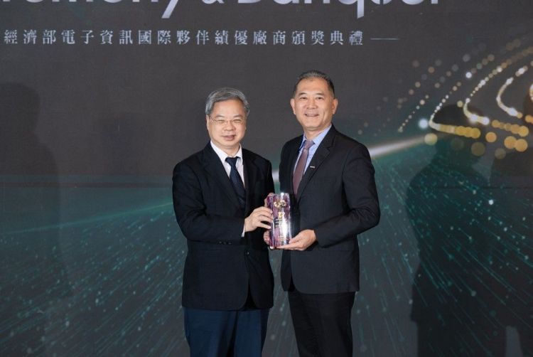 经济部部长龚明鑫于11月13日颁发「创新应用夥伴奖」给台湾新思科技董事长暨总经理李明哲(右)。台湾新思科技 经济部部长龚明鑫于11月13日颁发「创新应用夥伴奖」给台湾新思科技董事长暨总经理李明哲(右)。台湾新思科技