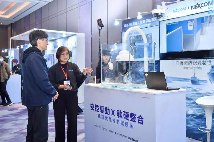 安恩嘉展示海港专用PTZ高速球型摄影机。DIGITIMES摄 安恩嘉展示海港专用PTZ高速球型摄影机。DIGITIMES摄