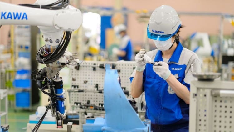 人形机器人仍在起跑线　安川电机看好AI工业机器人产值翻倍至130亿美元