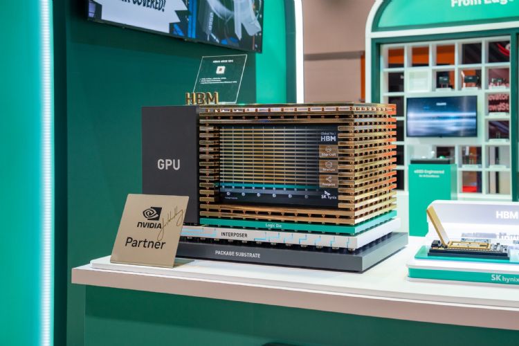 SK海力士展示HBM高带宽存储器与GPU整合架构模型,凸显与NVIDIA在AI运算平台上的合作成果。SK海力士 SK海力士展示HBM高带宽存储器与GPU整合架构模型,凸显与NVIDIA在AI运算平台上的合作成果。SK海力士