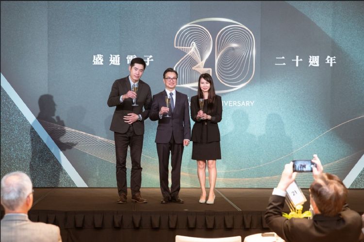 盛通电子迎来20周年里程碑 ,核心经营团队于茶会现场共同向与会贵宾举杯致谢。左起为盛通电子副总经理彭国书、董事长胡智钧、营运长许惠卿。盛通电子 盛通电子迎来20周年里程碑 ,核心经营团队于茶会现场共同向与会贵宾举杯致谢。左起为盛通电子副总经理彭国书、董事长胡智钧、营运长许惠卿。盛通电子