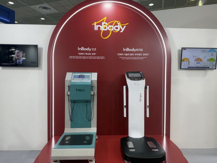 2026 KIMES 摊位现场对比展出 1996 年推出的世界首部商用分析仪 InBody 2.0(左)与现今旗舰机 InBody 970S(右)。两者跨时空并列,象徵品牌在精准度上的坚持与技术的突破。日龙仪器 2026 KIMES 摊位现场对比展出 1996 年推出的世界首部商用分析仪 InBody 2.0(左)与现今旗舰机 InBody 970S(右)。两者跨时空并列,象徵品牌在精准度上的坚持与技术的突破。日龙仪器