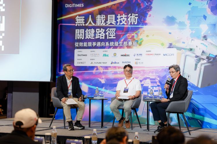 工研院南分院智能产业推动与应用整合组专案组长黄建智(左)、森泳航太工业创始人暨中兴大学教授叶泳兰博士(中)、台湾电子供应链管理协会理事长蔡建信(右)。DIGITIMES摄 工研院南分院智能产业推动与应用整合组专案组长黄建智(左)、森泳航太工业创始人暨中兴大学教授叶泳兰博士(中)、台湾电子供应链管理协会理事长蔡建信(右)。DIGITIMES摄