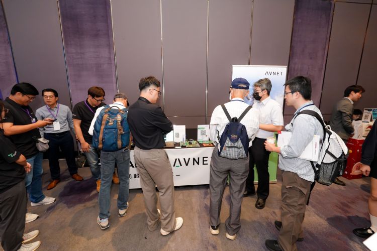 Avnet聚焦SDR通讯与射频应用解决方案,涵盖4G LTE、5G无线通讯、相位阵列雷达、卫星通讯与RF测试量测等领域,协助无人载具建立高速、低延迟且具弹性的通讯架构。DIGITIMES摄 Avnet聚焦SDR通讯与射频应用解决方案,涵盖4G LTE、5G无线通讯、相位阵列雷达、卫星通讯与RF测试量测等领域,协助无人载具建立高速、低延迟且具弹性的通讯架构。DIGITIMES摄