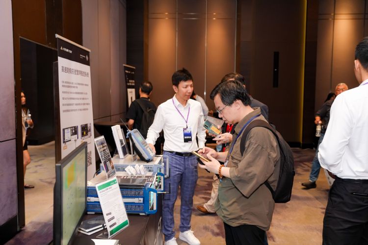 咏测科技(FUTURE TEST)展示高速跳频信号实时验证系统,结合Rohde & Schwarz量测设备,模拟复杂高速跳频波形并进行实时频谱分析,协助验证无人机通讯系统的安全性、抗干扰能力与频谱监测效能。DIGITIMES摄 咏测科技(FUTURE TEST)展示高速跳频信号实时验证系统,结合Rohde & Schwarz量测设备,模拟复杂高速跳频波形并进行实时频谱分析,协助验证无人机通讯系统的安全性、抗干扰能力与频谱监测效能。DIGITIMES摄