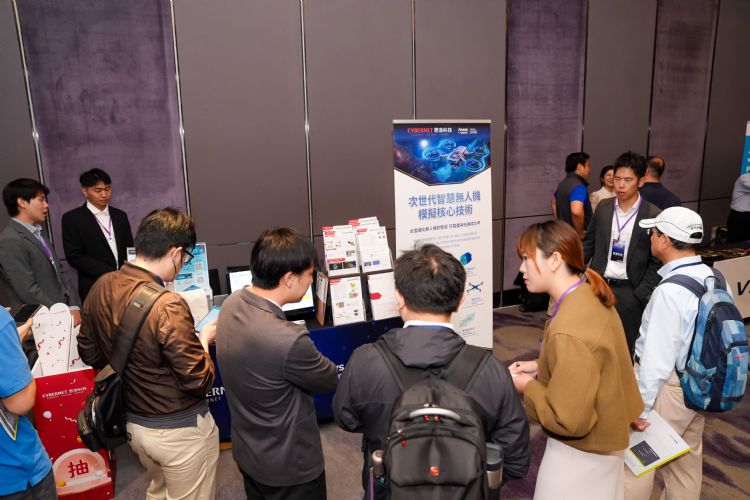 思渤科技结合Ansys模拟平台,展示次时代智能无人机模拟核心技术,涵盖马达、飞行电磁设计、飞行路径、机架外壳、镜头镜头与散热气流等多物理分析,协助业者在设计初期完成性能验证与风险预测。DIGITIMES摄 思渤科技结合Ansys模拟平台,展示次时代智能无人机模拟核心技术,涵盖马达、飞行电磁设计、飞行路径、机架外壳、镜头镜头与散热气流等多物理分析,协助业者在设计初期完成性能验证与风险预测。DIGITIMES摄