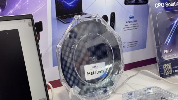 Metalens強攻機器人、V型槽搶進CPO　先進光劈出次世代光學與半導體坦途