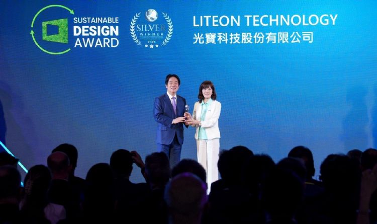 2026光宝COMPUTEX展位,打破屏幕边界,虚实整合,以3D裸视视觉效果,打造沉浸式观赏体验,荣获COMPUTEX 2026永续设计旗舰规模块第二名银奖,由光宝企业品牌价值发展中心负责人张衣宜(右)代表接受总统赖清德(左)授奖。光宝 2026光宝COMPUTEX展位,打破屏幕边界,虚实整合,以3D裸视视觉效果,打造沉浸式观赏体验,荣获COMPUTEX 2026永续设计旗舰规模块第二名银奖,由光宝企业品牌价值发展中心负责人张衣宜(右)代表接受总统赖清德(左)授奖。光宝