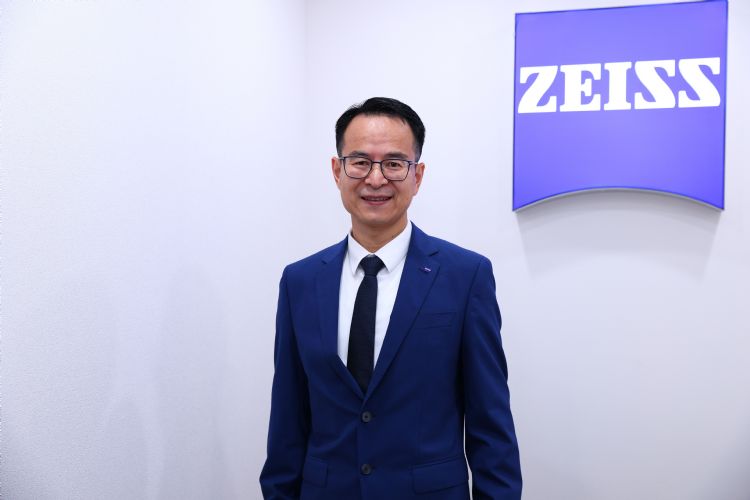 蔡司台湾总经理蔡慧表示,将持续深化「Taiwan to Global」营运策略,结合竹科创新与2026年启用的品质卓越中心,支持台湾电子与半导体产业发展,接续2026年参展COMPUTEX展现蔡司深度链结台湾市场与供应链。台湾蔡司 蔡司台湾总经理蔡慧表示,将持续深化「Taiwan to Global」营运策略,结合竹科创新与2026年启用的品质卓越中心,支持台湾电子与半导体产业发展,接续2026年参展COMPUTEX展现蔡司深度链结台湾市场与供应链。台湾蔡司