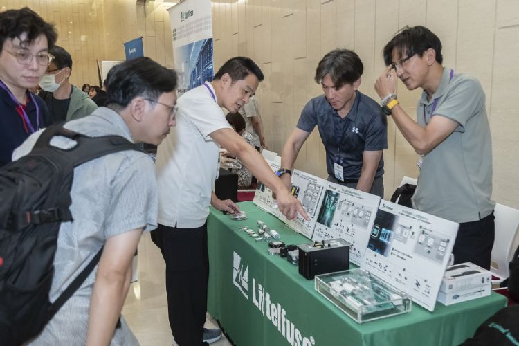800V HVDC导入数据中心后,过电流、突波、接地故障与高压切换都需要更完整的分层保护。Littelfuse提供涵盖MOSFET、功率模块、驱动IC、TVS、MOV、熔断器与突波保护元件的整体方案,可应用于HVDC、微型基站、通讯市场及服务器电源模块,强化系统安全与可维修性。DIGITIMES摄 800V HVDC导入数据中心后,过电流、突波、接地故障与高压切换都需要更完整的分层保护。Littelfuse提供涵盖MOSFET、功率模块、驱动IC、TVS、MOV、熔断器与突波保护元件的整体方案,可应用于HVDC、微型基站、通讯市场及服务器电源模块,强化系统安全与可维修性。DIGITIMES摄