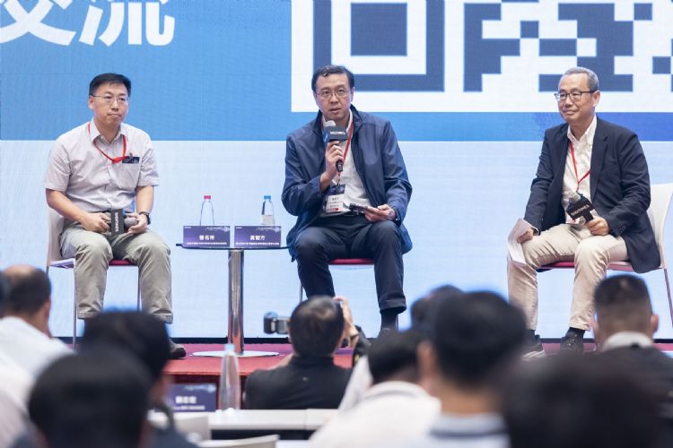 工研院南分院专案组长黄建智(右)、国立清华大学电机信息学院电机工程学系教授黄智方(中)、碇基半导体市场行销部FAE资深技术经理曾名祥(左)。DIGITIMES摄 工研院南分院专案组长黄建智(右)、国立清华大学电机信息学院电机工程学系教授黄智方(中)、碇基半导体市场行销部FAE资深技术经理曾名祥(左)。DIGITIMES摄