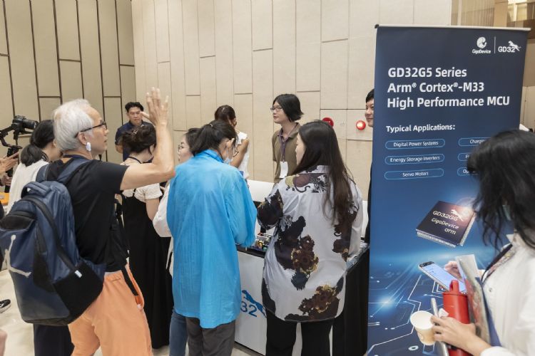数码电源与工业控制应用持续提高实时运算需求,MCU效能与控制能力也同步升级。GigaDevice的GD32G5系列采用ARM Cortex-M33核心,应用涵盖数码电源、储能逆变器、充电桩、变频器、伺服马达与光通讯等场景。DIGITIMES摄 数码电源与工业控制应用持续提高实时运算需求,MCU效能与控制能力也同步升级。GigaDevice的GD32G5系列采用ARM Cortex-M33核心,应用涵盖数码电源、储能逆变器、充电桩、变频器、伺服马达与光通讯等场景。DIGITIMES摄