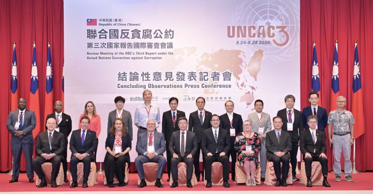國際審查委員與我國代表合影。法務部廉政署 國際審查委員與我國代表合影。法務部廉政署