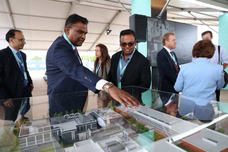 科林研发执行副总裁暨营运长Sesha Varadarajan(前方左)表示,全新先进研发中心将新增数万平方英尺的无尘室空间,强化科林研发全球研发网络的专业实力与布局。科林研发 科林研发执行副总裁暨营运长Sesha Varadarajan(前方左)表示,全新先进研发中心将新增数万平方英尺的无尘室空间,强化科林研发全球研发网络的专业实力与布局。科林研发