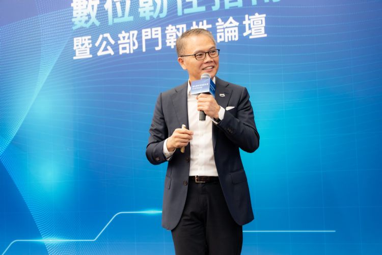 AWS台湾董事总经理王定恺表示,AWS 亚太(台北)区域的在地部署能提供低延迟与数据在地化优势,协助政府与企业打造合规、高韧性的备援与灾难复原机制。AWS AWS台湾董事总经理王定恺表示,AWS 亚太(台北)区域的在地部署能提供低延迟与数据在地化优势,协助政府与企业打造合规、高韧性的备援与灾难复原机制。AWS