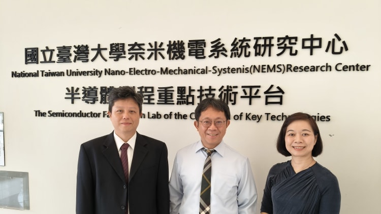 台灣大學物理學系教授邱雅萍(右)主要做二維材料的量測技術與分析。圖左為台大電機系教授吳肇欣、圖中為台大重點科技學院院長吳志毅。莊衍松攝 台灣大學物理學系教授邱雅萍(右)主要做二維材料的量測技術與分析。圖左為台大電機系教授吳肇欣、圖中為台大重點科技學院院長吳志毅。莊衍松攝