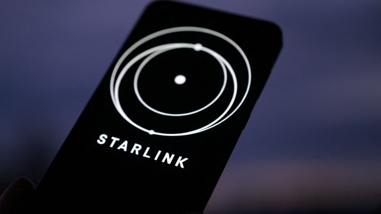 FCC加速釋放頻譜　SpaceX、亞馬遜搶攻直連手機市場