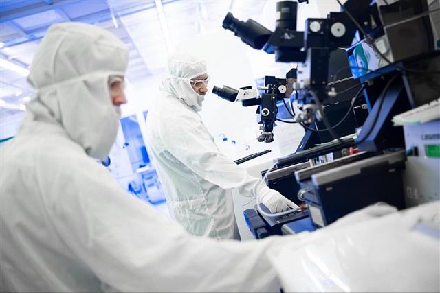 Photo of two Smoltek R&D engineers at MC2-laboratory