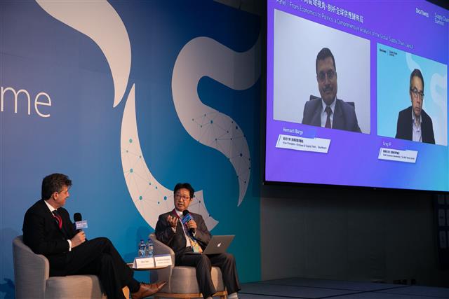 From left to right: Alex Capri, DIGITIMES editor in chief Uriankhai Sergelen (moderator), Tata Motors VP Hemant Barge and WSJ economist Greg Ip.