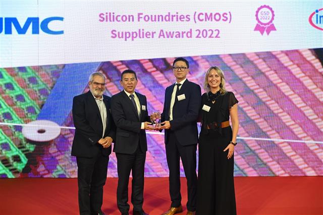 UMC's Vice President of Europe and Japan Sales (second from left), and Alexander Qu, General Manager of UMC BV Europe (second from right)