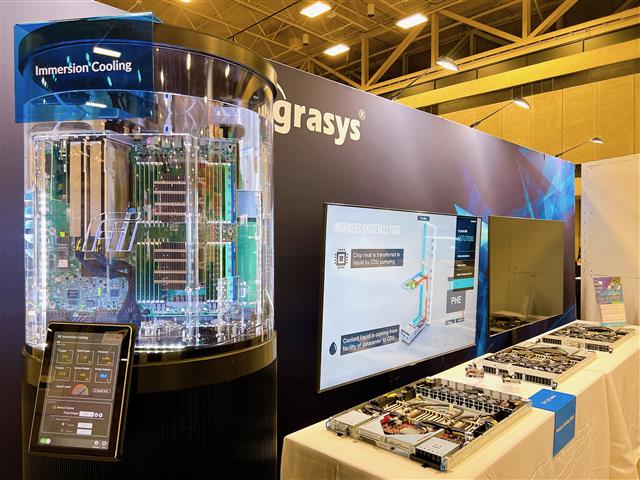 Ingrasys's see-through demo tank showcasing advanced immersion cooling technology