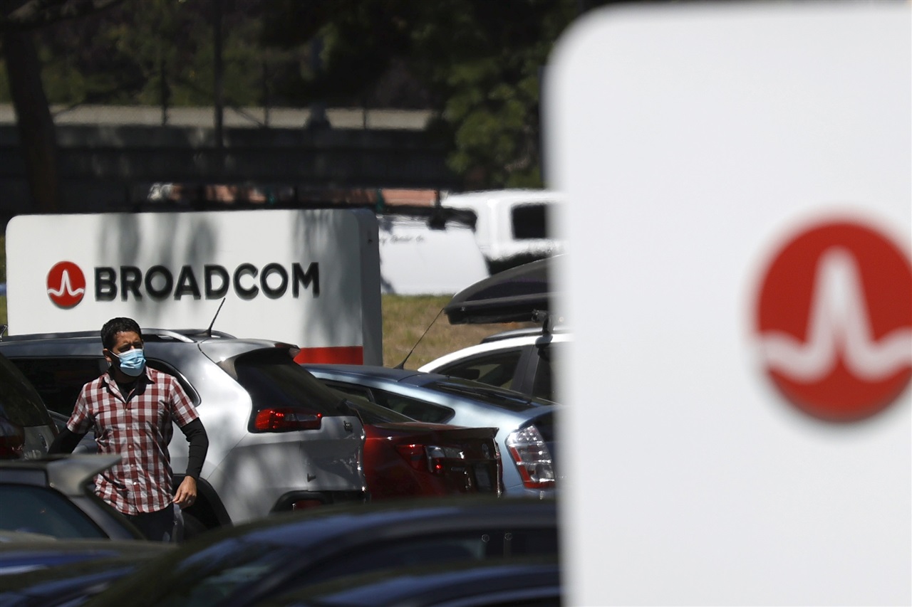 photo of Broadcom expects AI revenue to be over 25% of semiconductor business in fiscal 2024 image