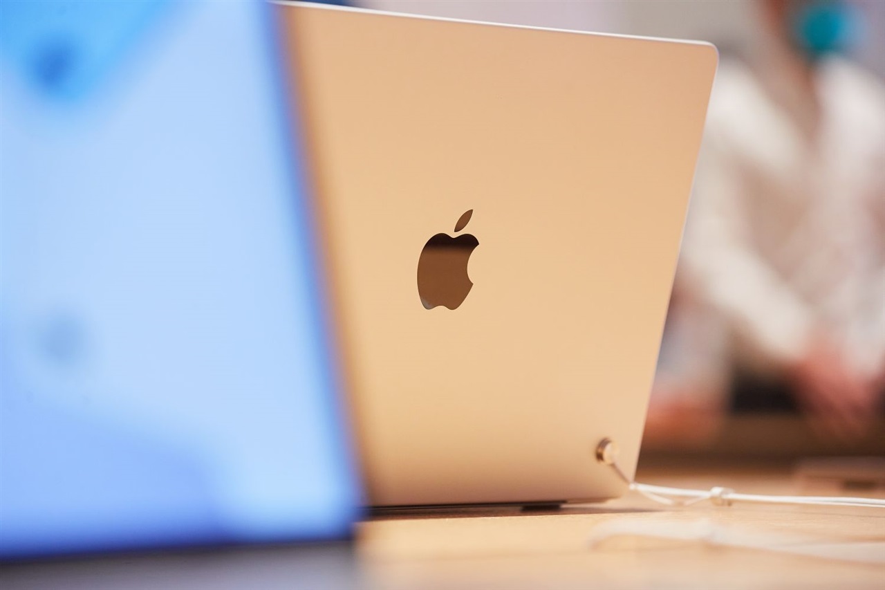 Radiant supplies backlight modules for new MacBook Air