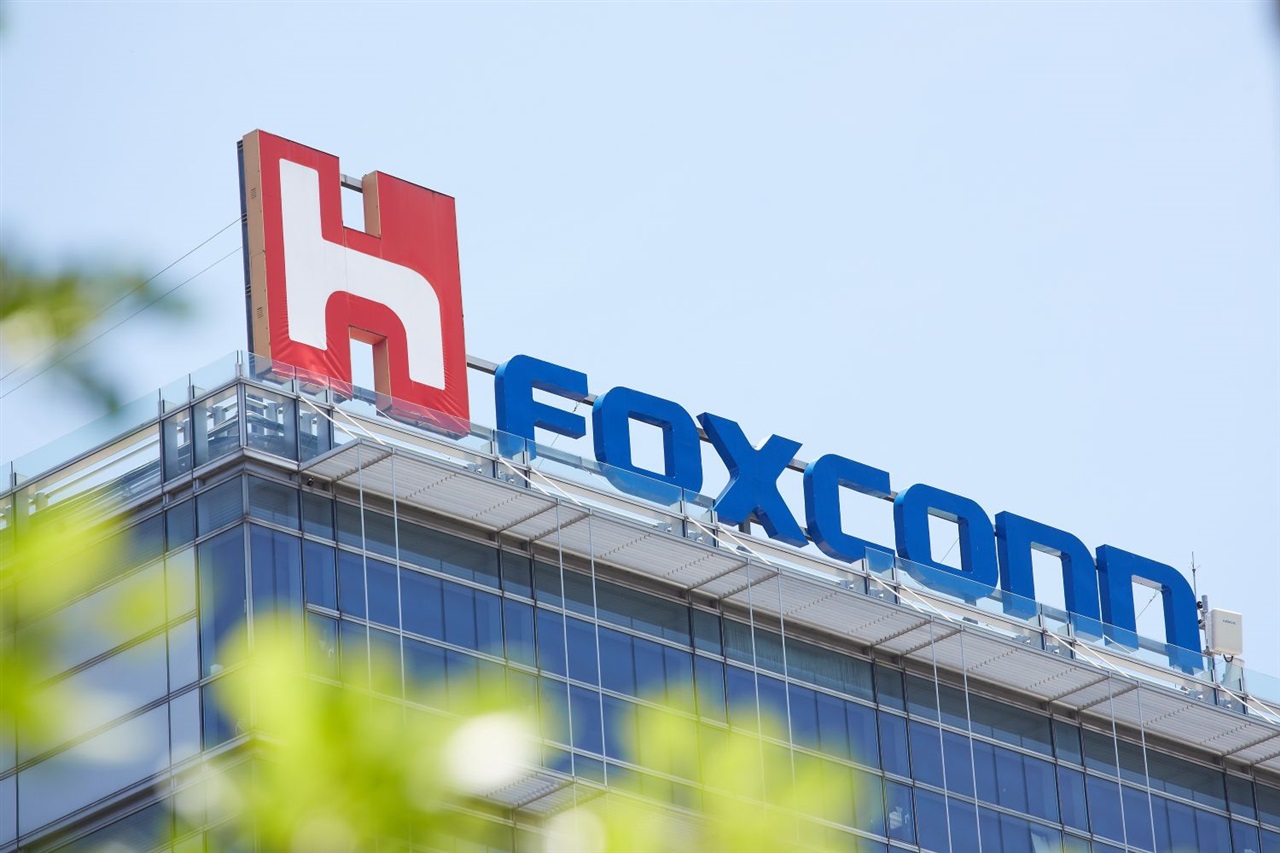 Foxconn, Blue Solutions team up for electric 2-wheeler solid-state ...